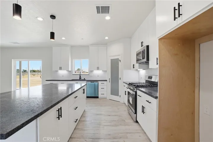 22819 Little Beaver Road, Apple Valley, California 92308