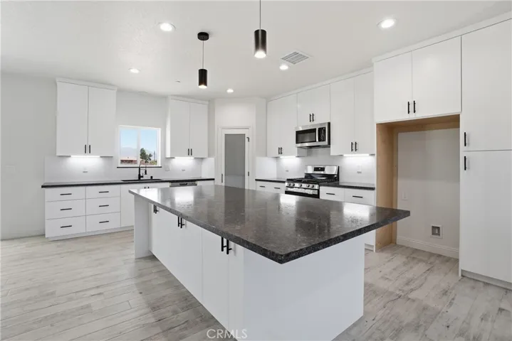 22819 Little Beaver Road, Apple Valley, California 92308