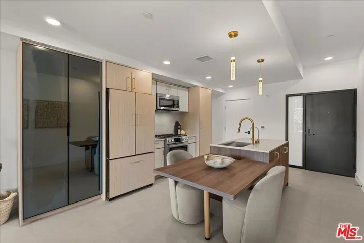 1257 N Sweetzer Avenue 202, West Hollywood, California 90069