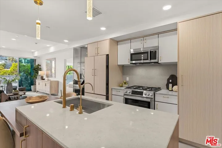 1257 N Sweetzer Avenue 202, West Hollywood, California 90069