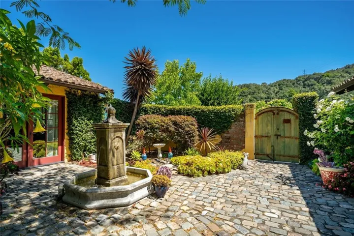 2072 Royal Way, San Luis Obispo, California 93405