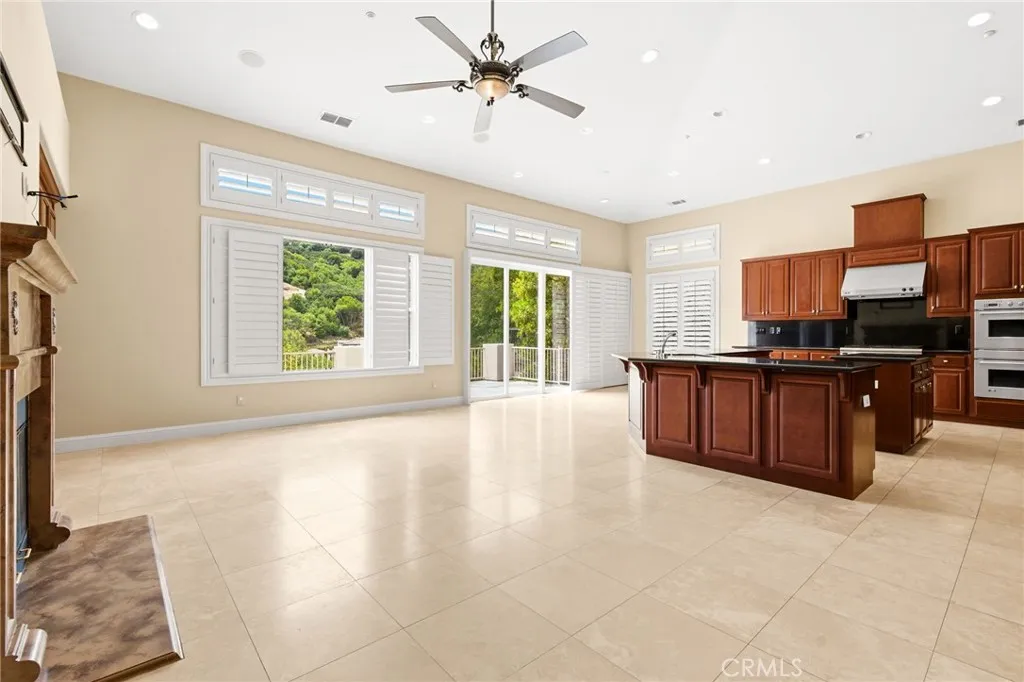 Spacios Family Room with High Ceilings Spacios Family Room with High Ceilings