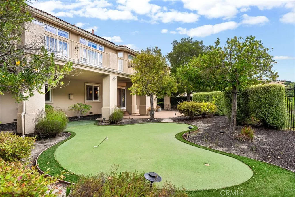 Yard with Putting Green Yard with Putting Green