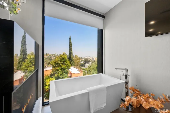 2033 Glencoe, Los Angeles, California 90068