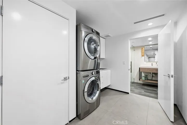 2033 Glencoe, Los Angeles, California 90068