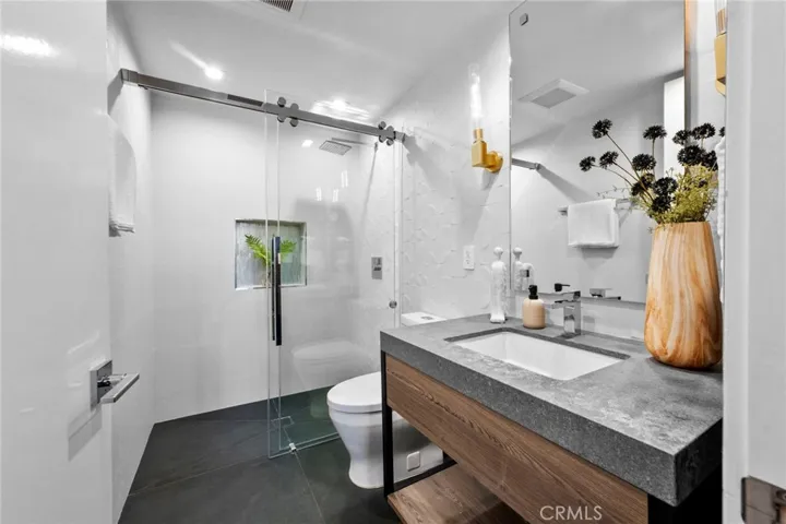 2033 Glencoe, Los Angeles, California 90068