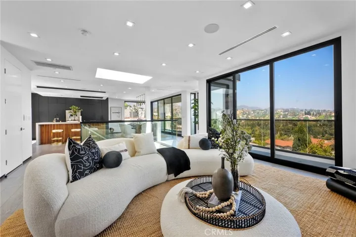 2033 Glencoe, Los Angeles, California 90068