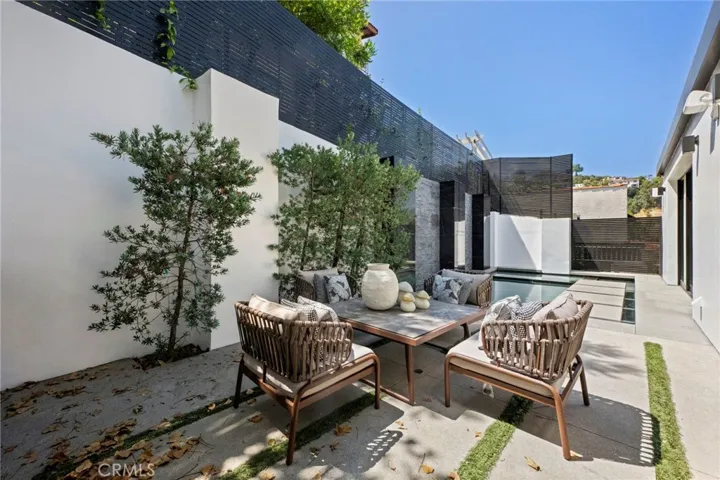 2033 Glencoe, Los Angeles, California 90068