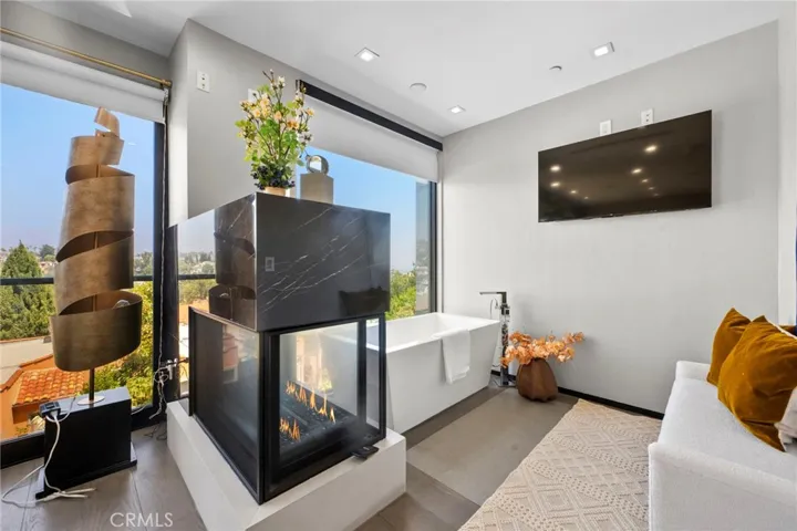 2033 Glencoe, Los Angeles, California 90068