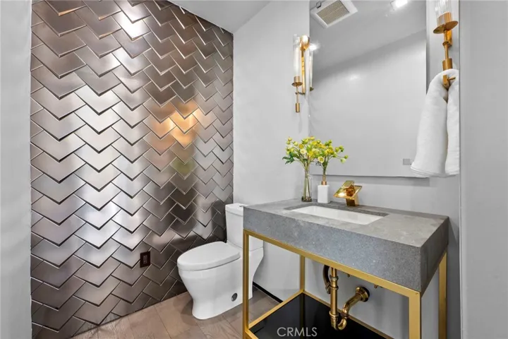 2033 Glencoe, Los Angeles, California 90068