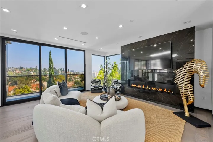 2033 Glencoe, Los Angeles, California 90068
