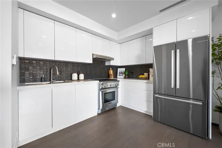 2033 Glencoe, Los Angeles, California 90068