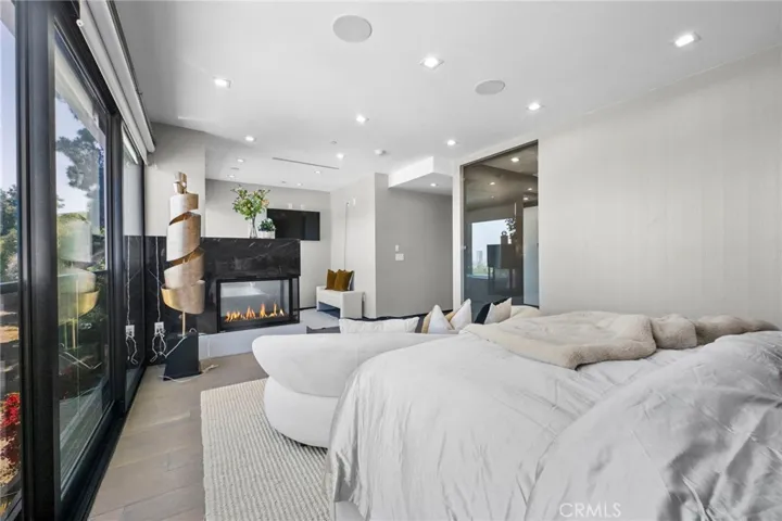 2033 Glencoe, Los Angeles, California 90068