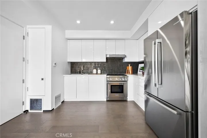 2033 Glencoe, Los Angeles, California 90068
