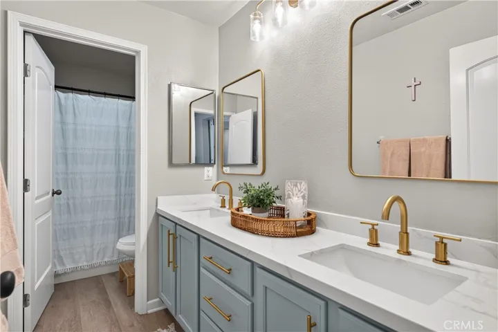 upstairs hall bath