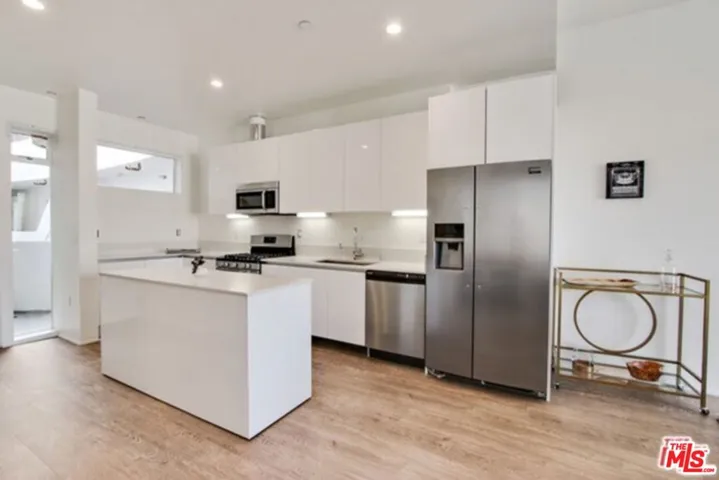 1038 S Mariposa Avenue 305, Los Angeles, California 90006