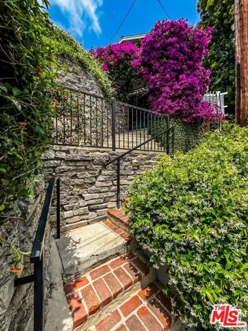 1233 Ozeta Terrace, Los Angeles, California 90069