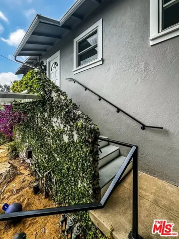 1233 Ozeta Terrace, Los Angeles, California 90069