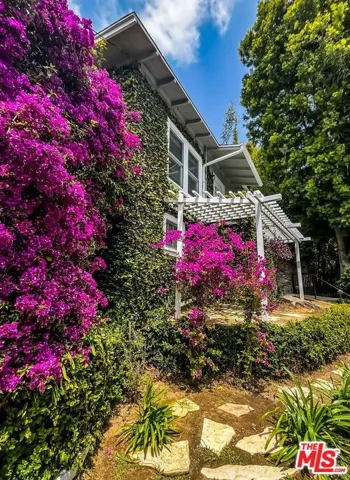 1233 Ozeta Terrace, Los Angeles, California 90069