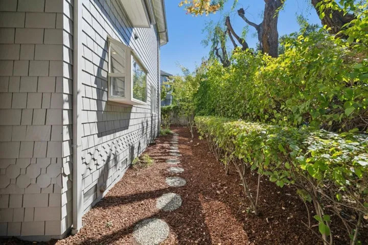 1270 University Drive, Menlo Park, California 94025