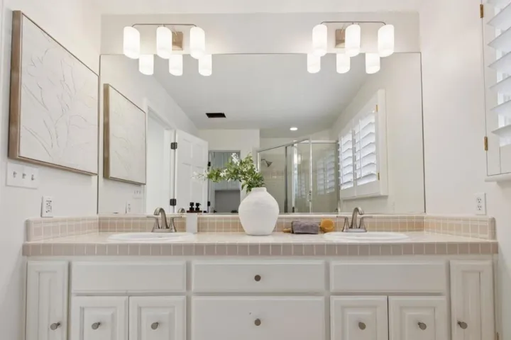 1270 University Drive, Menlo Park, California 94025