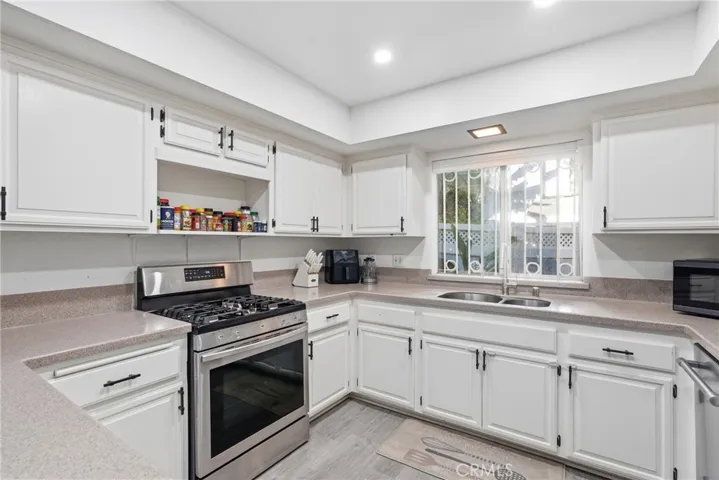 8350 Burnet, North Hills, California 91343