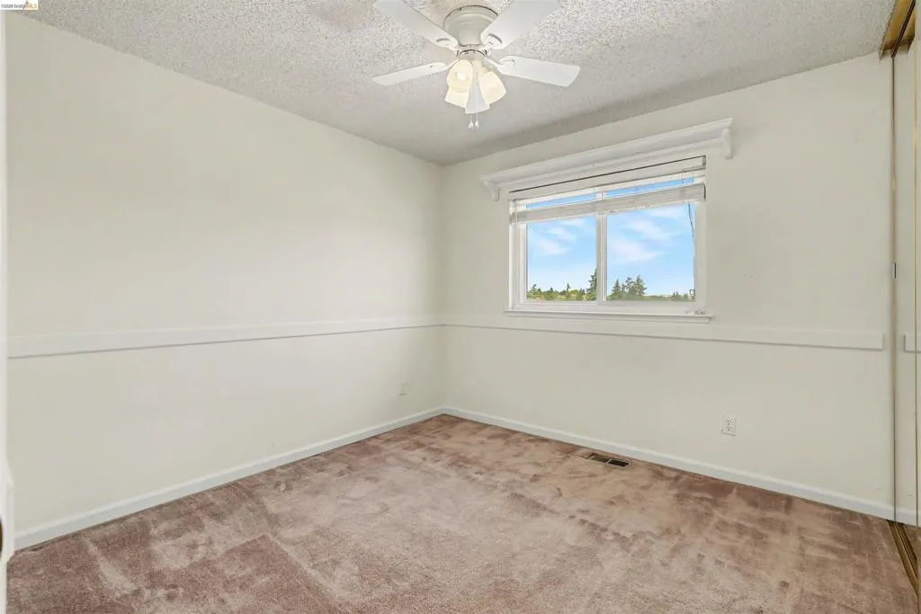 Textured ceiling with a ceiling fan light fixture