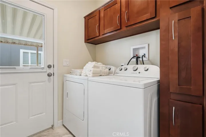 Laundry Room & 2 Entry