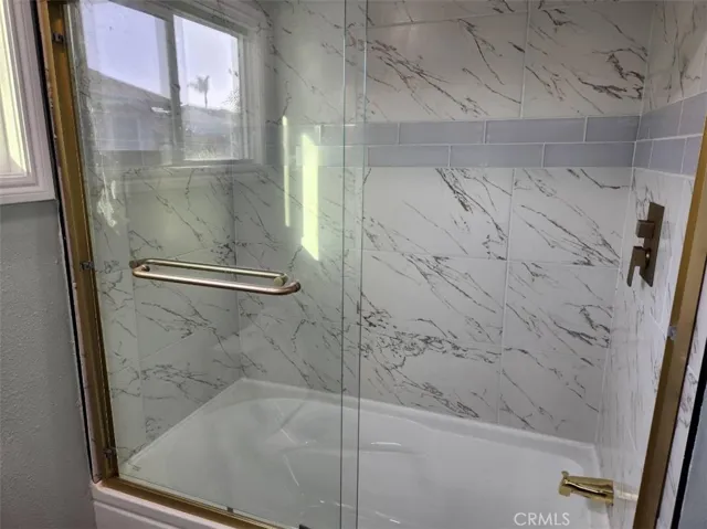 shower tub/ with glass shower doors