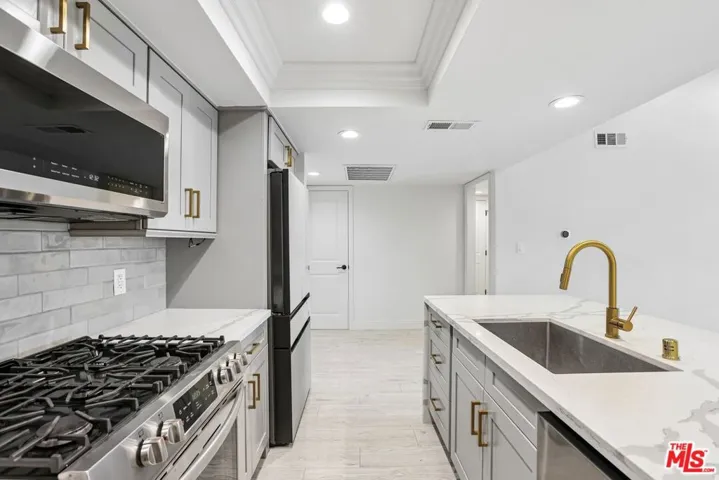 2700 Cahuenga Boulevard E 4313, Los Angeles, California 90068