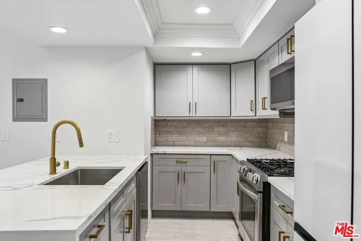 2700 Cahuenga Boulevard E 4313, Los Angeles, California 90068