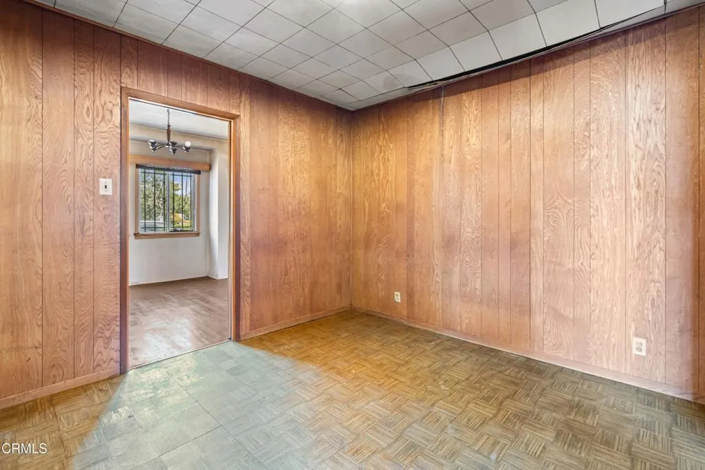 2303 W 25th St-13