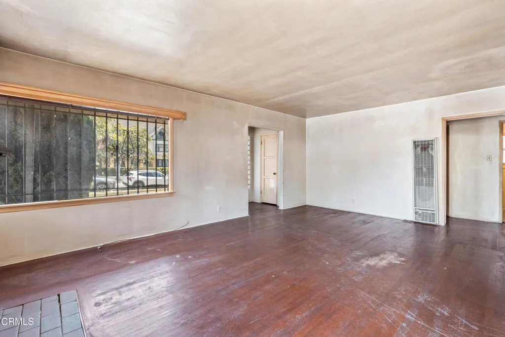 2303 W 25th St-4