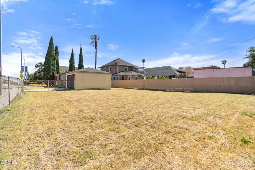 2303 W 25th St-23