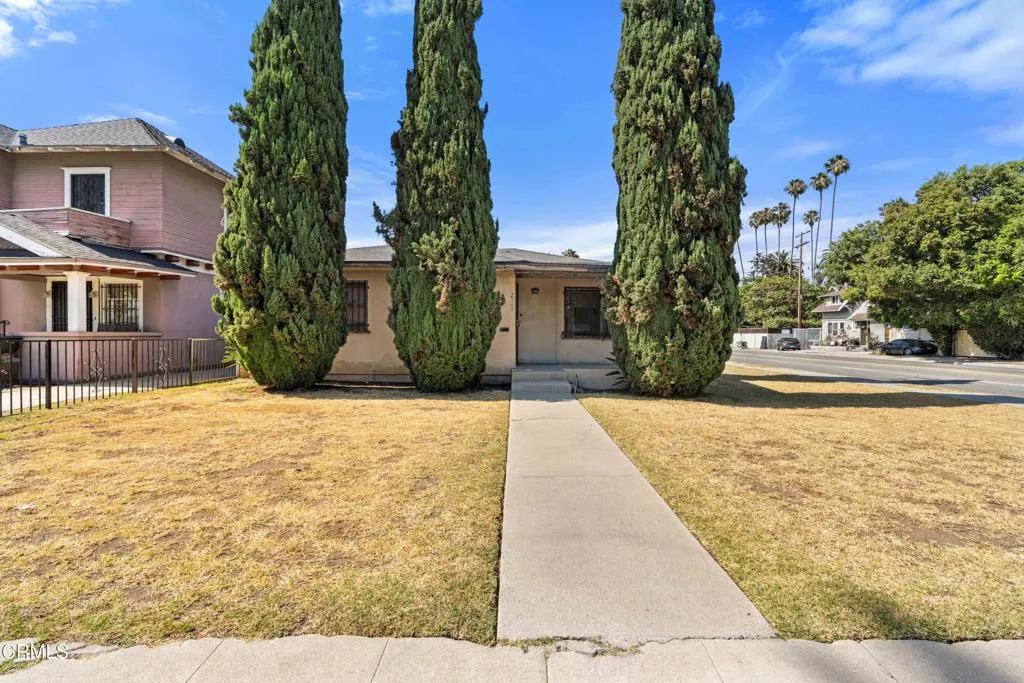 2303 W 25th St-24