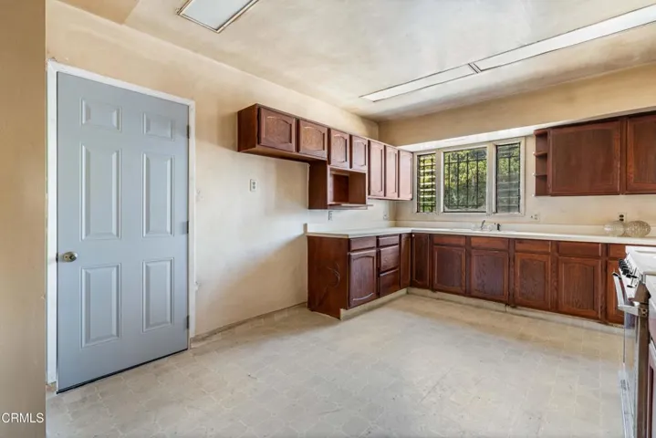 2303 W 25th St-9