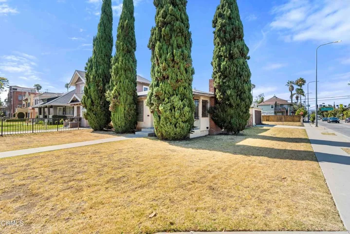 2303 W 25th St-25