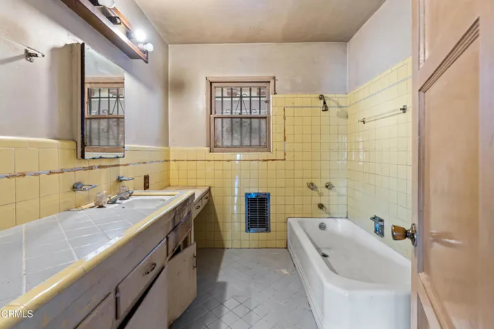 2303 W 25th St-18