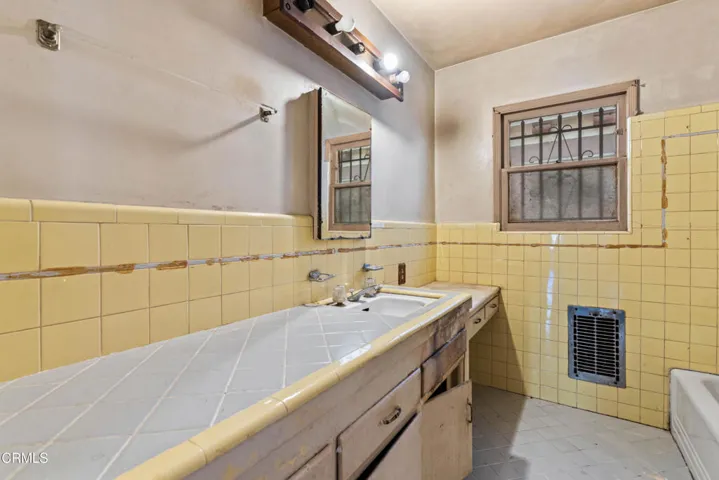 2303 W 25th St-17