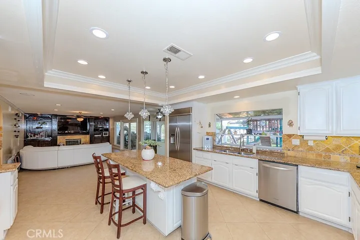 KITCHEN FACING FAMILY RM.