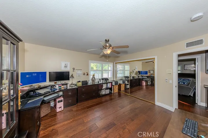 MAIN FLOOR BEDROOM/OFFICE