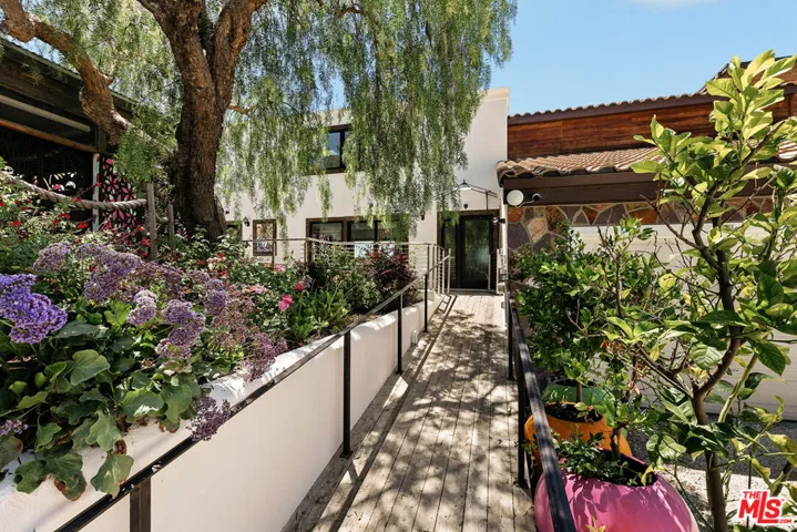 231 Loma Metisse Road, Malibu, California 90265