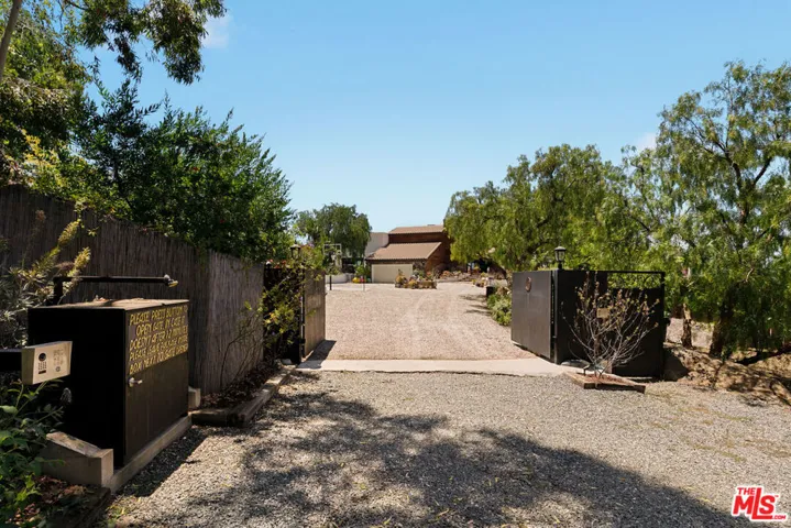 231 Loma Metisse Road, Malibu, California 90265
