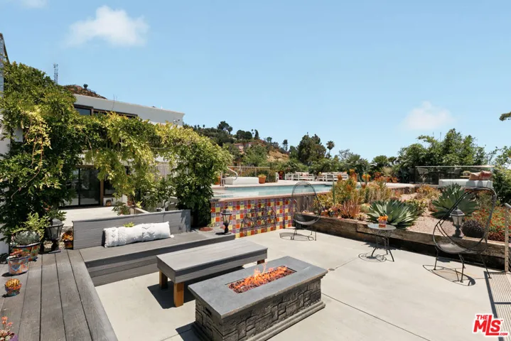 231 Loma Metisse Road, Malibu, California 90265