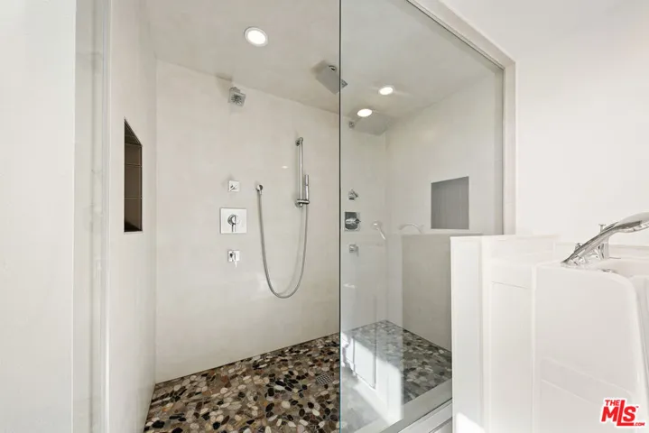 231 Loma Metisse Road, Malibu, California 90265