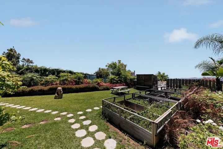 231 Loma Metisse Road, Malibu, California 90265