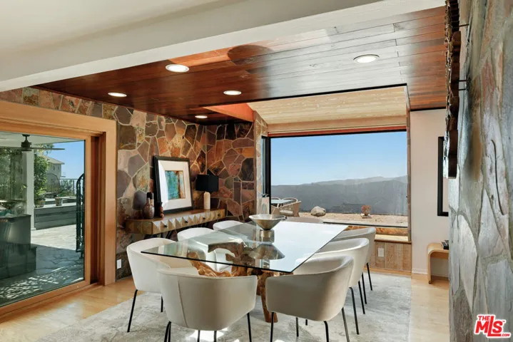 231 Loma Metisse Road, Malibu, California 90265