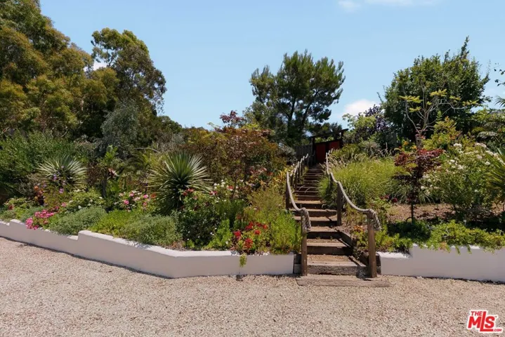 231 Loma Metisse Road, Malibu, California 90265