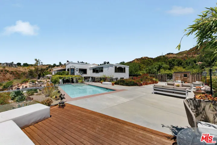 231 Loma Metisse Road, Malibu, California 90265