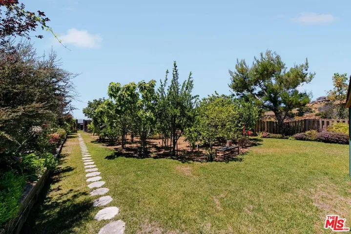 231 Loma Metisse Road, Malibu, California 90265
